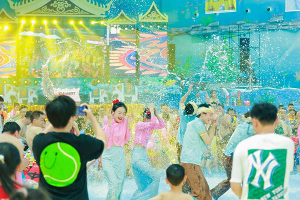 融創(chuàng)水世界傣式潑水節(jié)。重慶融創(chuàng)文旅城供圖