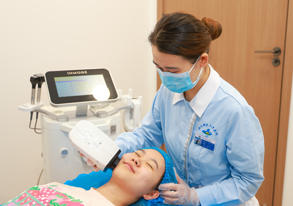 醫(yī)護(hù)人員為患者進(jìn)行超美塑面部射頻治療。曾英豪攝