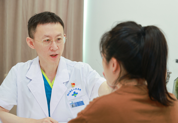 重慶兩江新區(qū)人民醫(yī)院醫(yī)美抗衰中心主任、醫(yī)學(xué)博士單磊。曾英豪攝