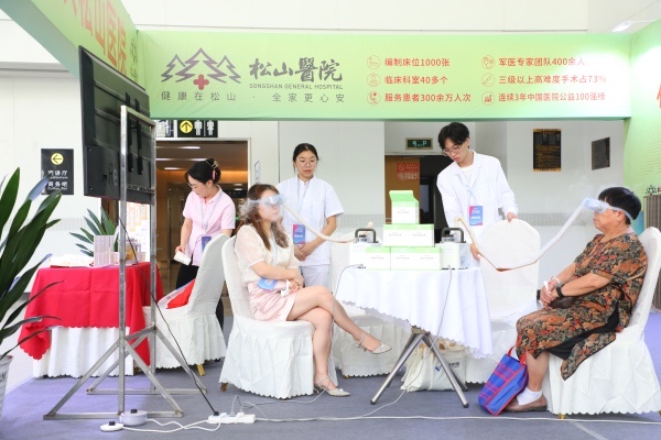 展覽會(huì)上市民體驗(yàn)新型醫(yī)療設(shè)備?；顒?dòng)主辦方供圖