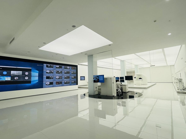 一樓展廳，數(shù)字墻上可同步展示全球各地“海扶刀”進行治療的實時動態(tài)。主辦方供圖