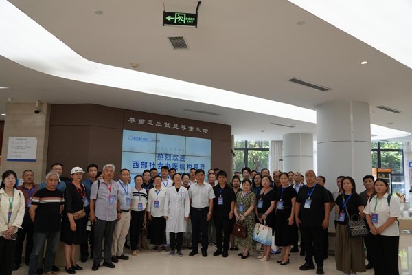 考察團在重慶康心醫(yī)院參觀交流。主辦方供圖