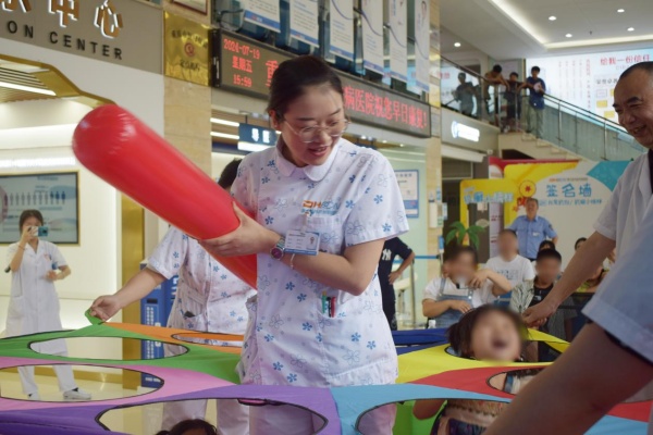 親子互動游戲。重慶迪邦皮膚病醫(yī)院供圖