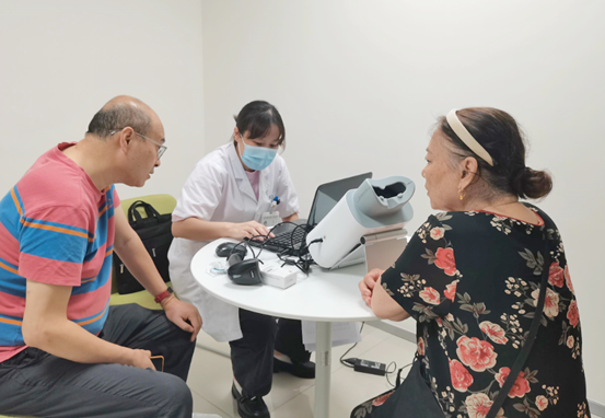 眼底病科醫(yī)生為糖尿病患者做AI眼底照相。重慶南坪愛爾眼科醫(yī)院供圖