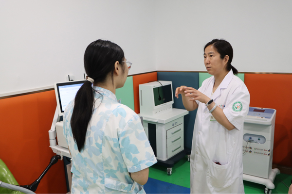 王獻(xiàn)娜參觀醫(yī)院。重慶天佑兒童醫(yī)院供圖