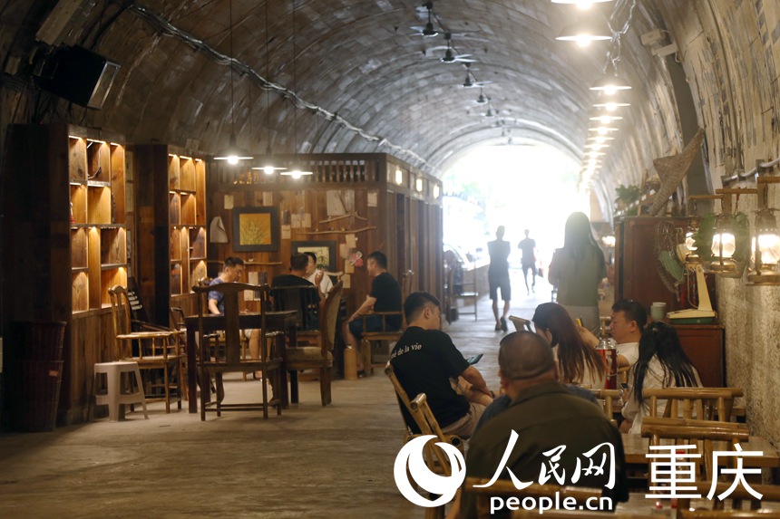 重慶市民在渝北區(qū)一防空洞茶館喝茶納涼。人民網(wǎng)記者 馮文彥攝
