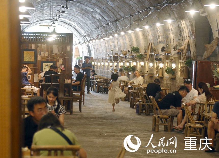 重慶市民在渝北區(qū)一防空洞茶館喝茶納涼。人民網(wǎng)記者 馮文彥攝
