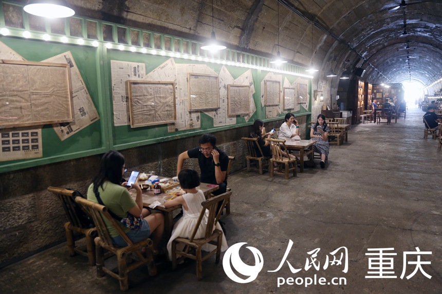 重慶市民在渝北區(qū)一防空洞茶館喝茶納涼。人民網(wǎng)記者 馮文彥攝