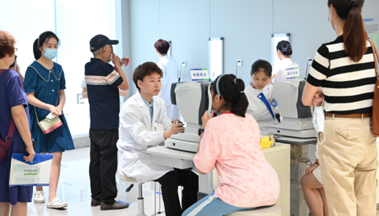 醫(yī)生為孩子進(jìn)行視力檢查。重慶南坪愛(ài)爾眼科醫(yī)院供圖