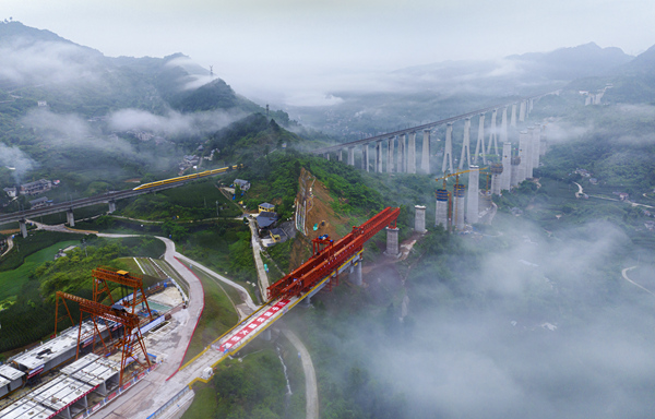 渝萬(wàn)高鐵新橋雙線特大橋橋墩成排成列，巍峨聳立。建設(shè)方供圖