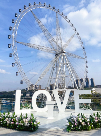 設(shè)在歡樂谷內(nèi)的兩江新區(qū)婚姻登記處。重慶福彩供圖