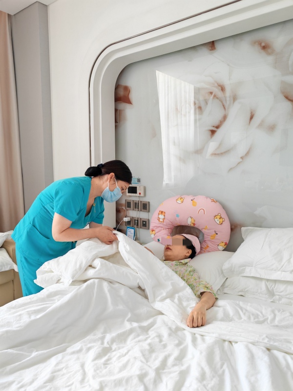 醫(yī)生查房。重慶安琪兒婦產(chǎn)醫(yī)院供圖