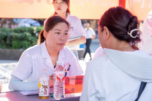 醫(yī)療義診。重慶醫(yī)科大學(xué)附屬第二醫(yī)院供圖