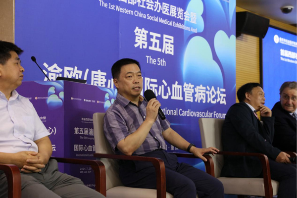 劉建平在會上講話。重慶康心醫(yī)院供圖