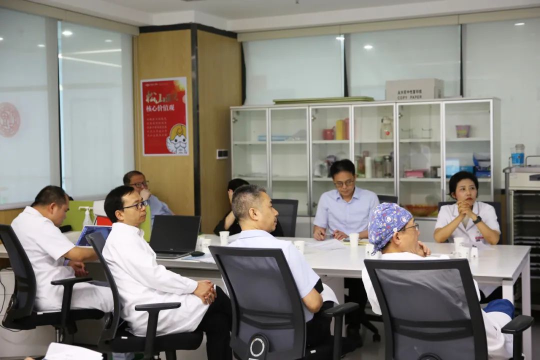 多學(xué)科探討手術(shù)方案。重慶松山醫(yī)院供圖