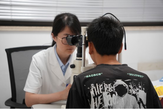 史月麗為患者檢查眼部情況。重慶普瑞眼科醫(yī)院供圖