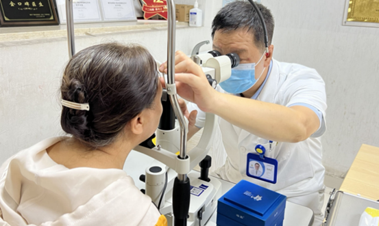 張朝軍為患者檢查眼部情況。重慶普瑞眼科醫(yī)院供圖