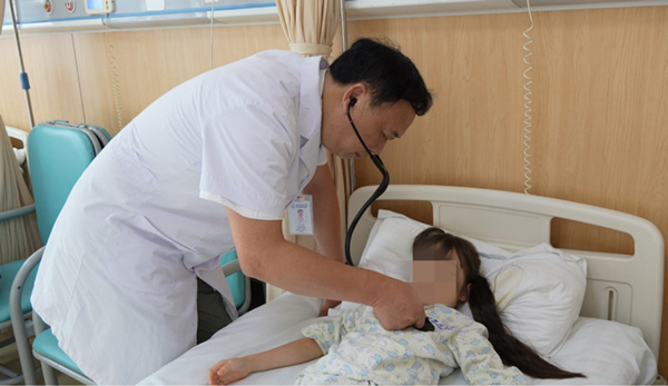 鐘前進為患兒進行檢查。重慶康心醫(yī)院供圖