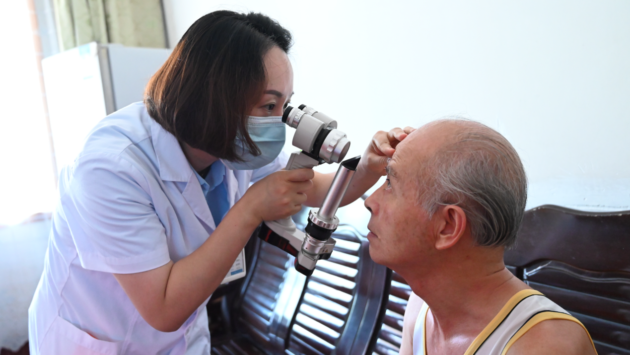 吳琳莉為患者檢查眼睛情況。重慶南坪愛爾眼科醫(yī)院供圖