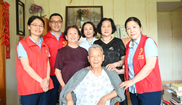 慰問現(xiàn)場。重慶南坪愛爾眼科醫(yī)院供圖