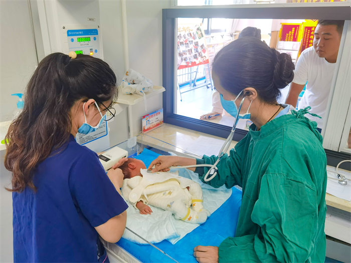 重醫(yī)附屬兒童醫(yī)院新生兒科專家進(jìn)病房義診(畢節(jié)站)