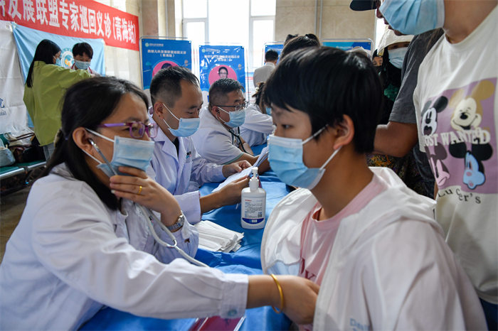 專家團(tuán)隊(duì)在青海義診。重醫(yī)附屬兒童醫(yī)院供圖