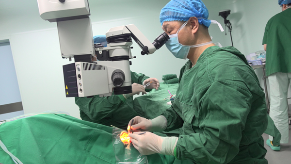 張朝軍為患者手術(shù)現(xiàn)場。重慶普瑞眼科醫(yī)院供圖