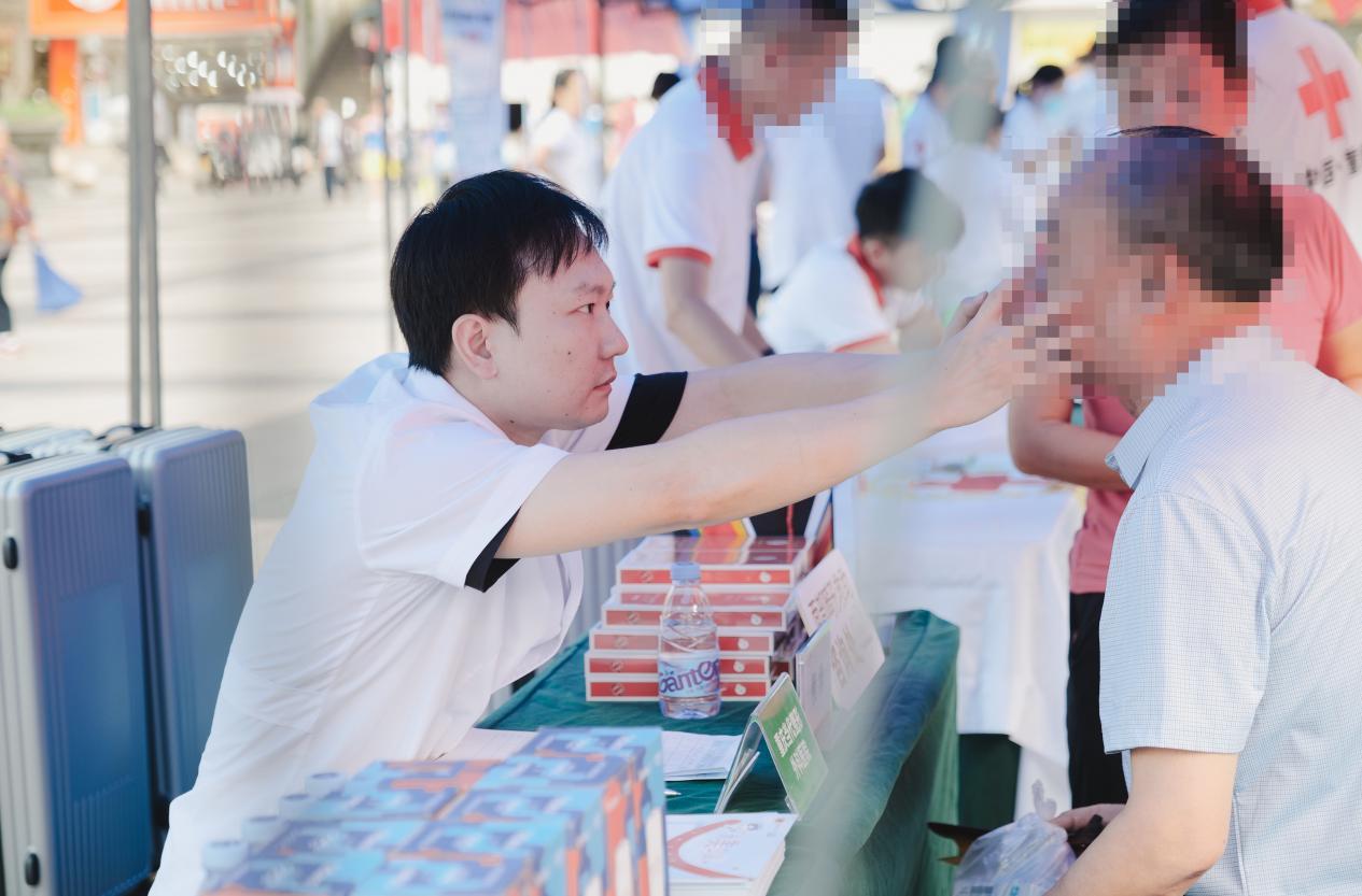 程淵為患者面診。重慶當(dāng)代整形外科醫(yī)院供圖