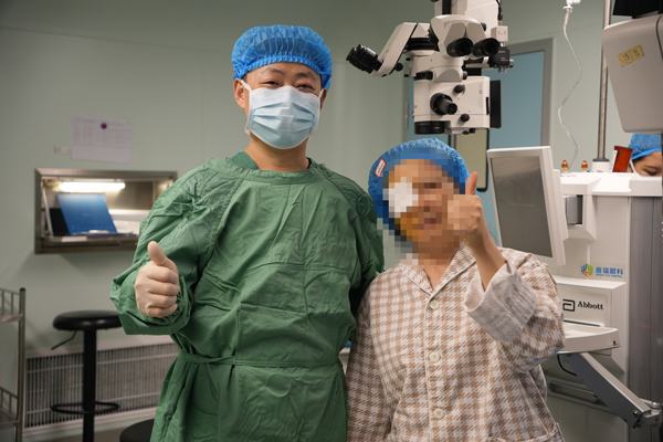 術(shù)后合影。重慶普瑞眼科醫(yī)院供圖