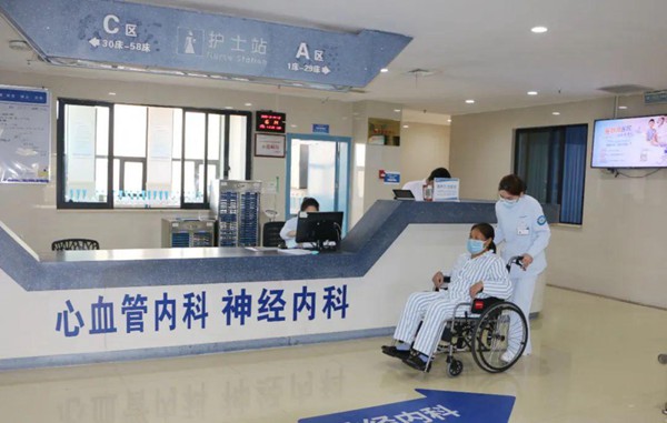 護(hù)士陪診。重慶合川宏仁醫(yī)院供圖