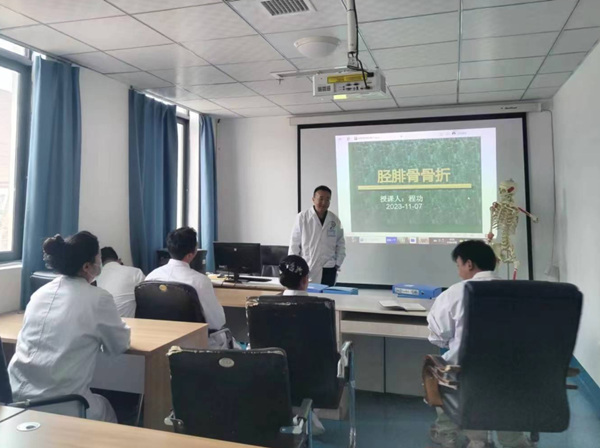 程功進行理論授課。九龍坡區(qū)第二人民醫(yī)院供圖