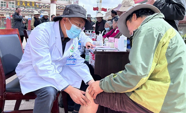 程功參加義診活動。九龍坡區(qū)第二人民醫(yī)院供圖