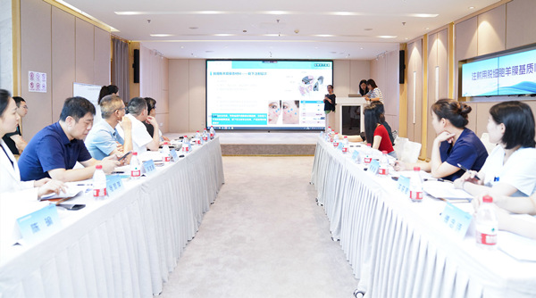 華夏生物代表對臨床試驗項目進行講解。重慶華美整形外科醫(yī)院供圖