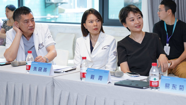 重慶華美臨床試驗項目團隊聆聽項目講解。重慶華美整形外科醫(yī)院供圖