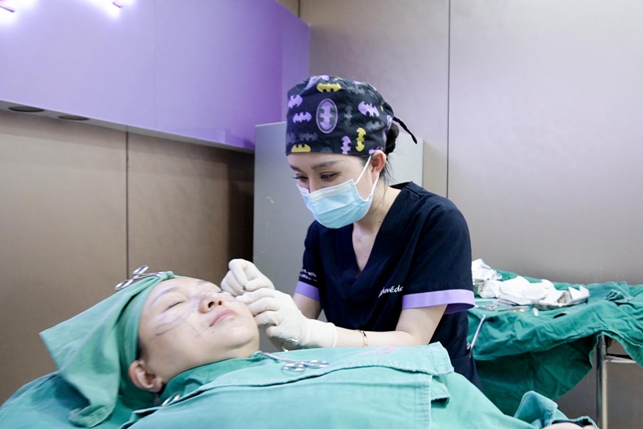 朱芯進(jìn)行實(shí)操演示。重慶軍美醫(yī)療美容醫(yī)院供圖