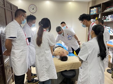 毛希剛進行培訓講解。重慶毛希剛診所供圖