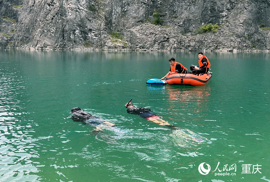 許多（右側(cè)潛水者）在銅鑼山礦山公園礦坑體驗(yàn)潛水項(xiàng)目。人民網(wǎng)記者 劉政寧攝