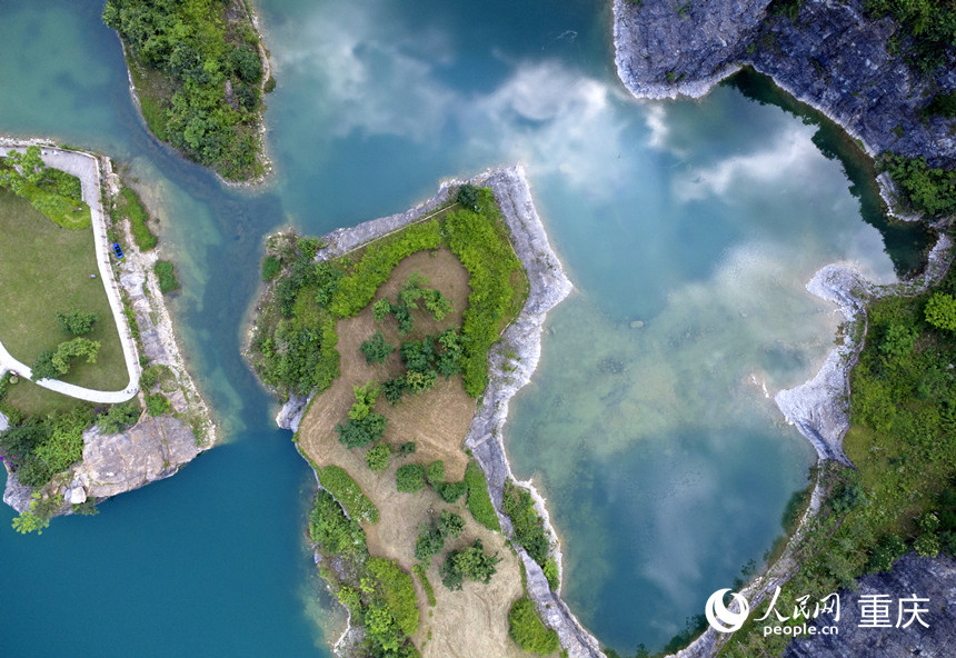 俯覽礦山公園礦坑水體（無人機(jī)拍攝）。人民網(wǎng)記者 劉祎攝