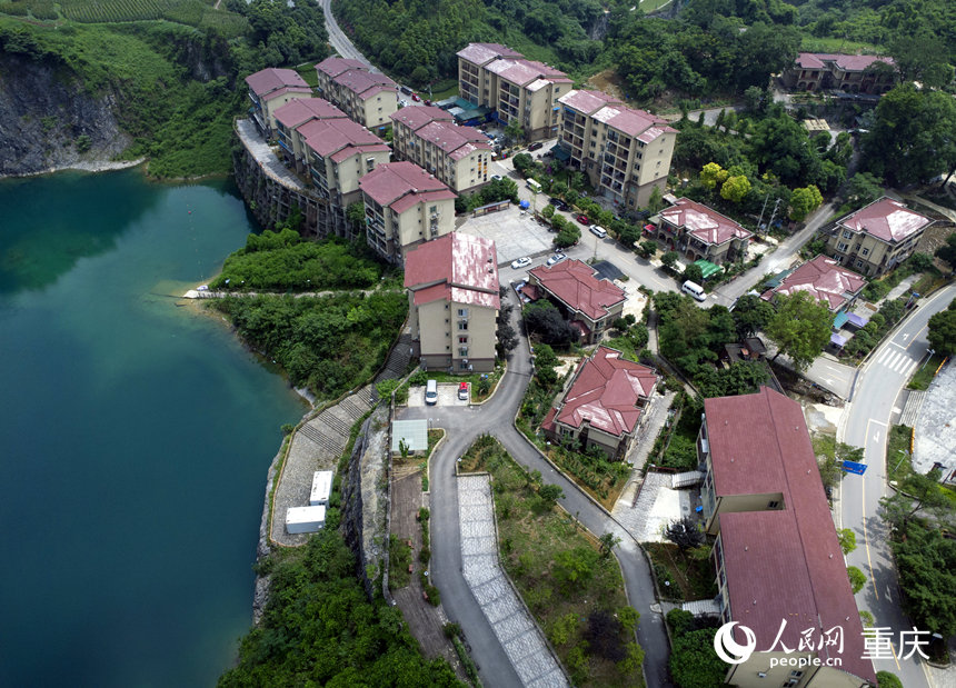 石壁村為村民建設(shè)的新居。人民網(wǎng)記者 劉祎攝