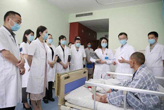 專家團隊進行教學查房。重慶愛爾眼科醫(yī)院總院供圖