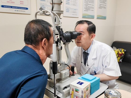 白內(nèi)障科主任醫(yī)師茍甫偉為侯先生做檢查。重慶愛爾眼科醫(yī)院總院供圖