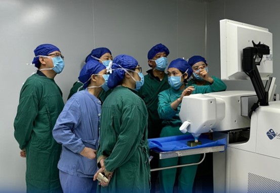 觀摩手術(shù)。重慶愛爾眼科醫(yī)院總院供圖