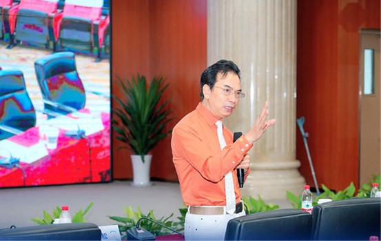 陳茂盛發(fā)言。重慶愛爾眼科醫(yī)院總院供圖