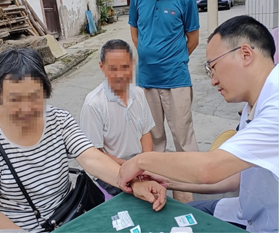 義診現(xiàn)場。重慶毛希剛診所供圖