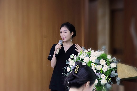朱芯開展課題講座。重慶軍美醫(yī)療美容醫(yī)院供圖