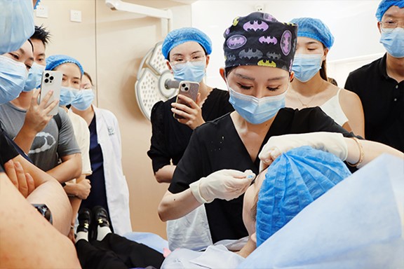 朱芯實操現(xiàn)場。重慶軍美醫(yī)療美容醫(yī)院供圖