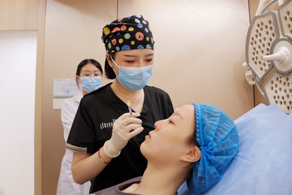 文琛實操現(xiàn)場。重慶軍美醫(yī)療美容醫(yī)院供圖