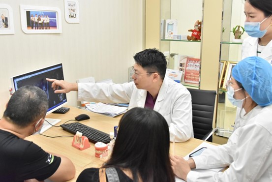 醫(yī)生看診。泰康拜博口腔供圖