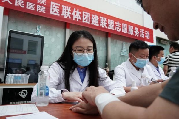 公益義診活動(dòng)現(xiàn)場(chǎng)。重慶醫(yī)科大學(xué)附屬第二醫(yī)院供圖