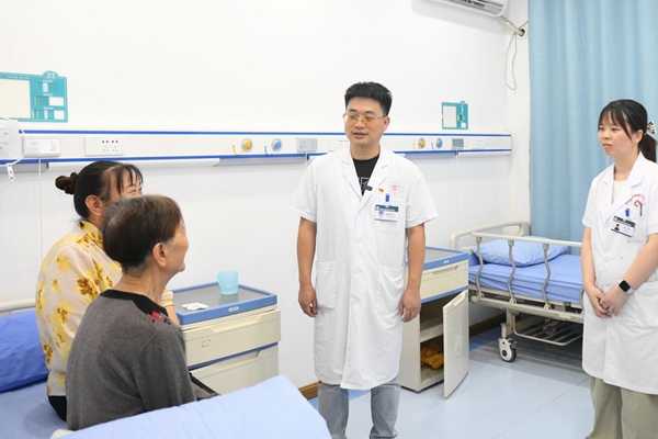 趙新民與患者交談。重慶市精神衛(wèi)生中心供圖